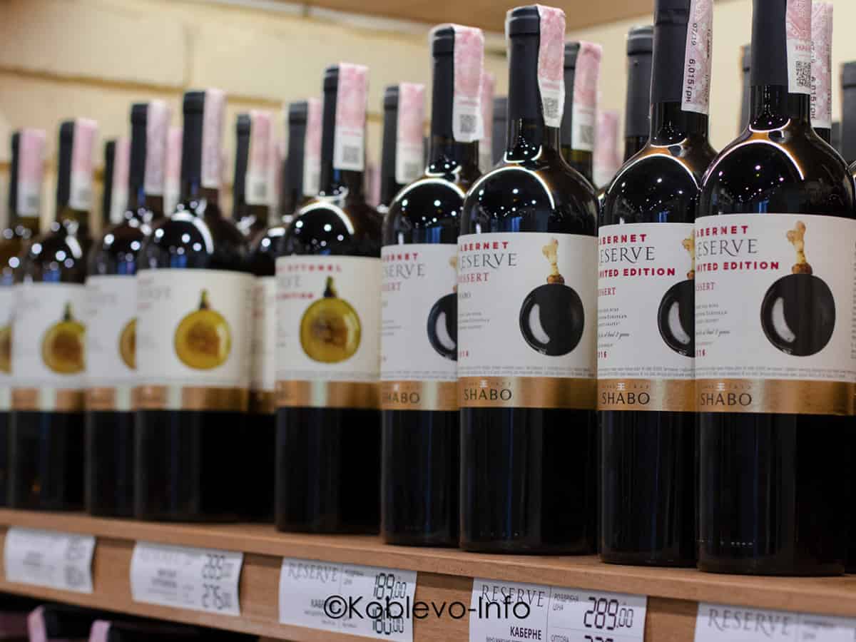 Ассортимент вин в магазине на территории завода Шабо
