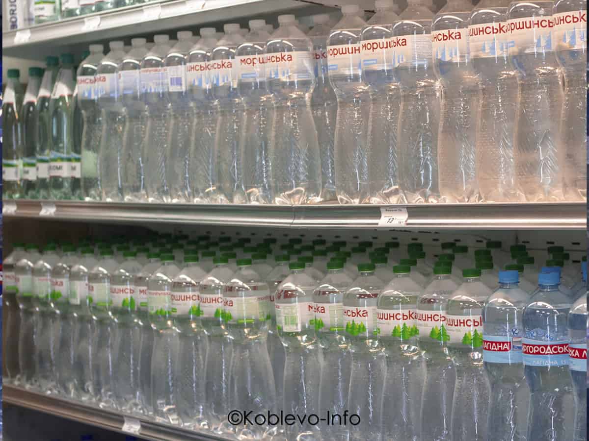 Ассортимент минеральной воды в супермаркете Моя краина в Коблево
