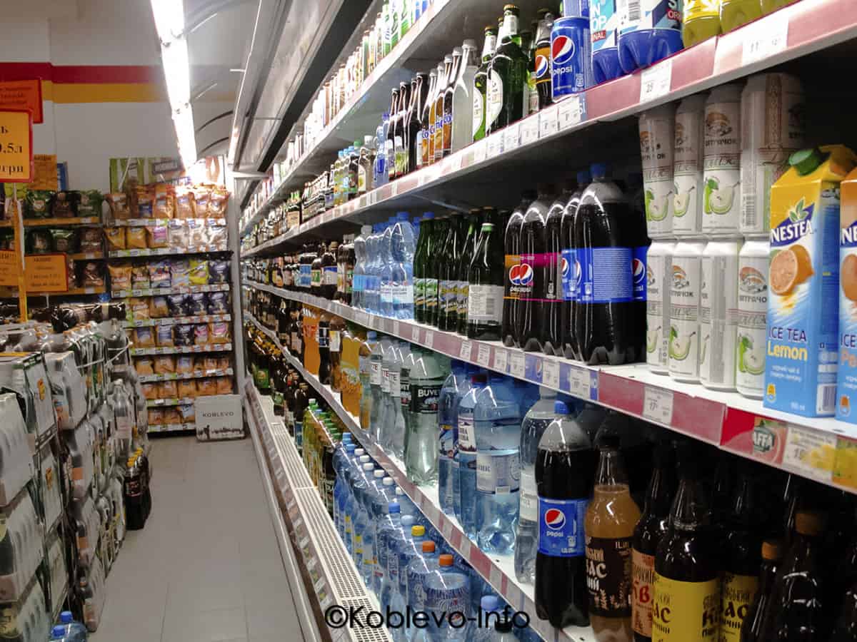 Ассортимент сладкой газированной воды в супермаркете Моя краина в Коблево