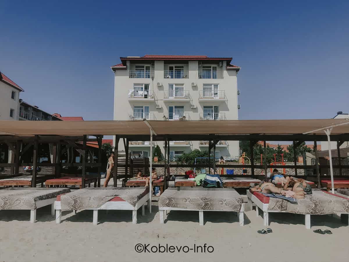 Пляжные кровати на пляже отеля Дельфин в Коблево