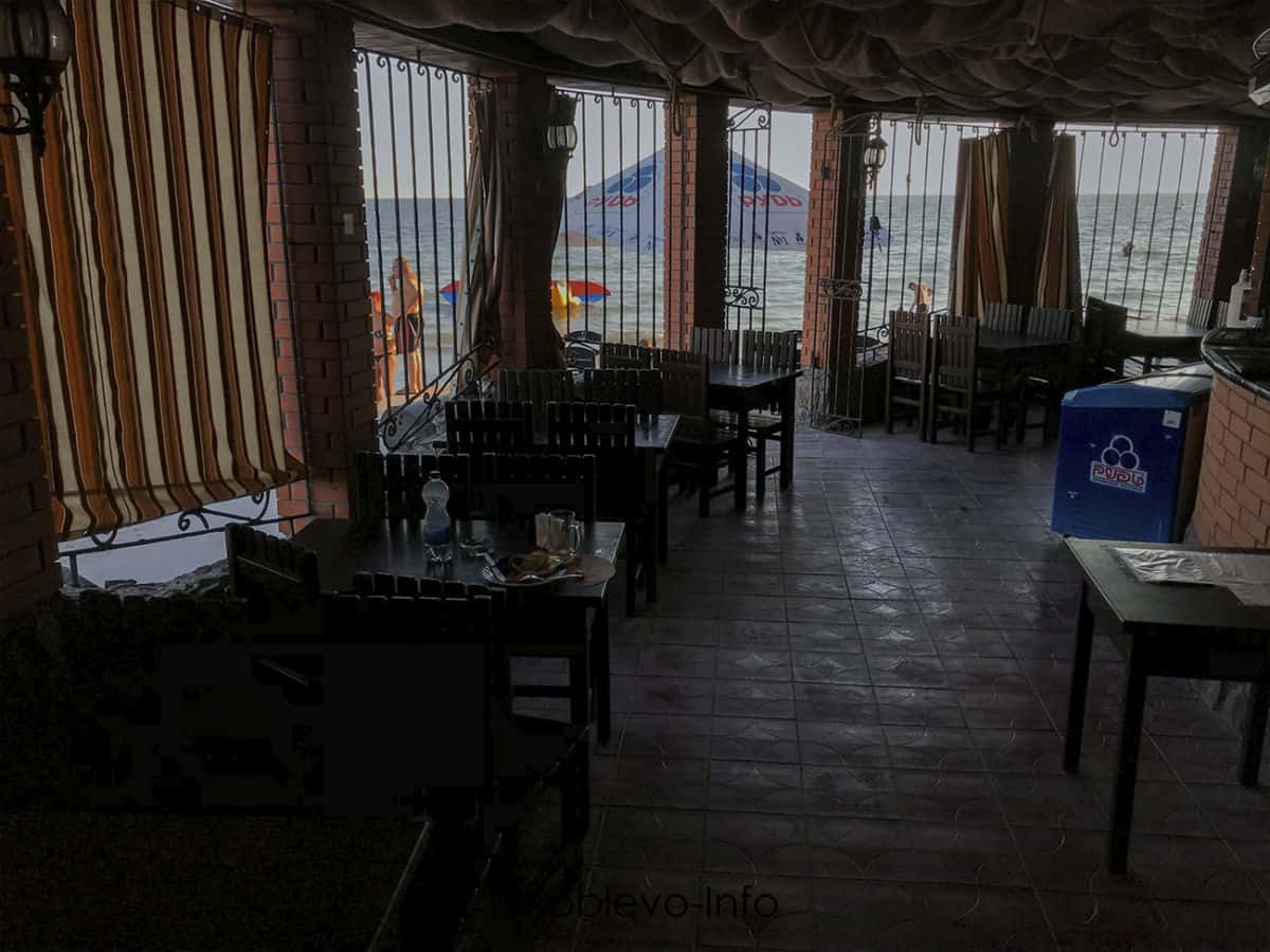 Кафе на берегу моря в Коблево