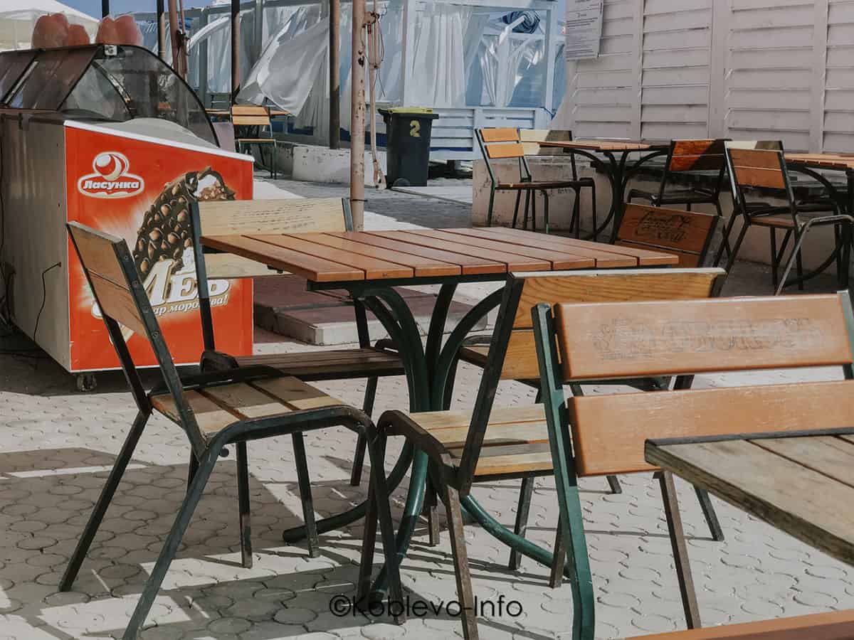 Столики в кафе на Пляжной аллее возле Глечика в Коблево