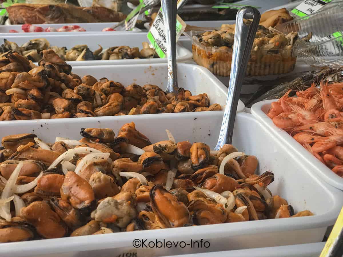 цены на морские деликатесы Ларек с напитками и морепродуктами на Фестивальной аллее в Коблево