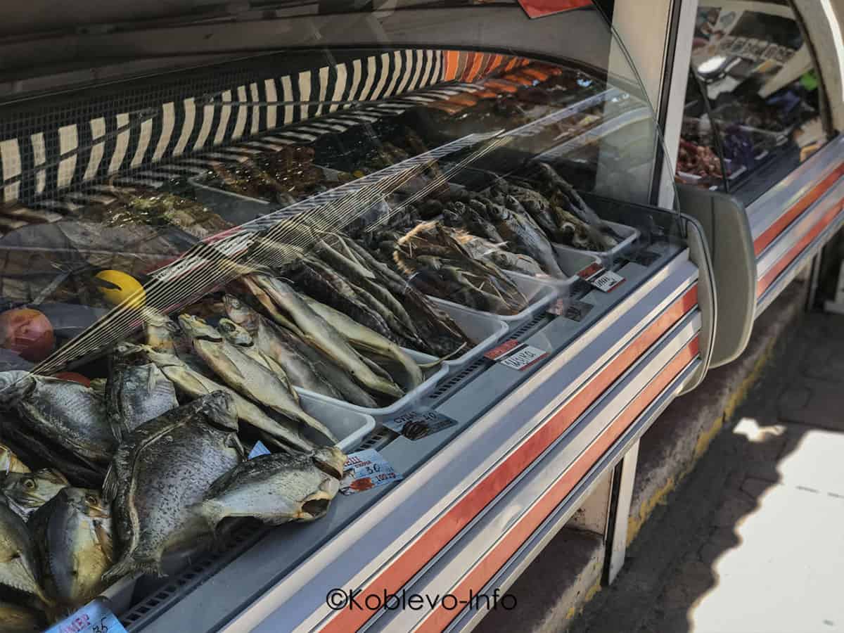 Ассортимент сушеной рыбы в ларьке Морепродукты возле Коблевского универсама в Коблево