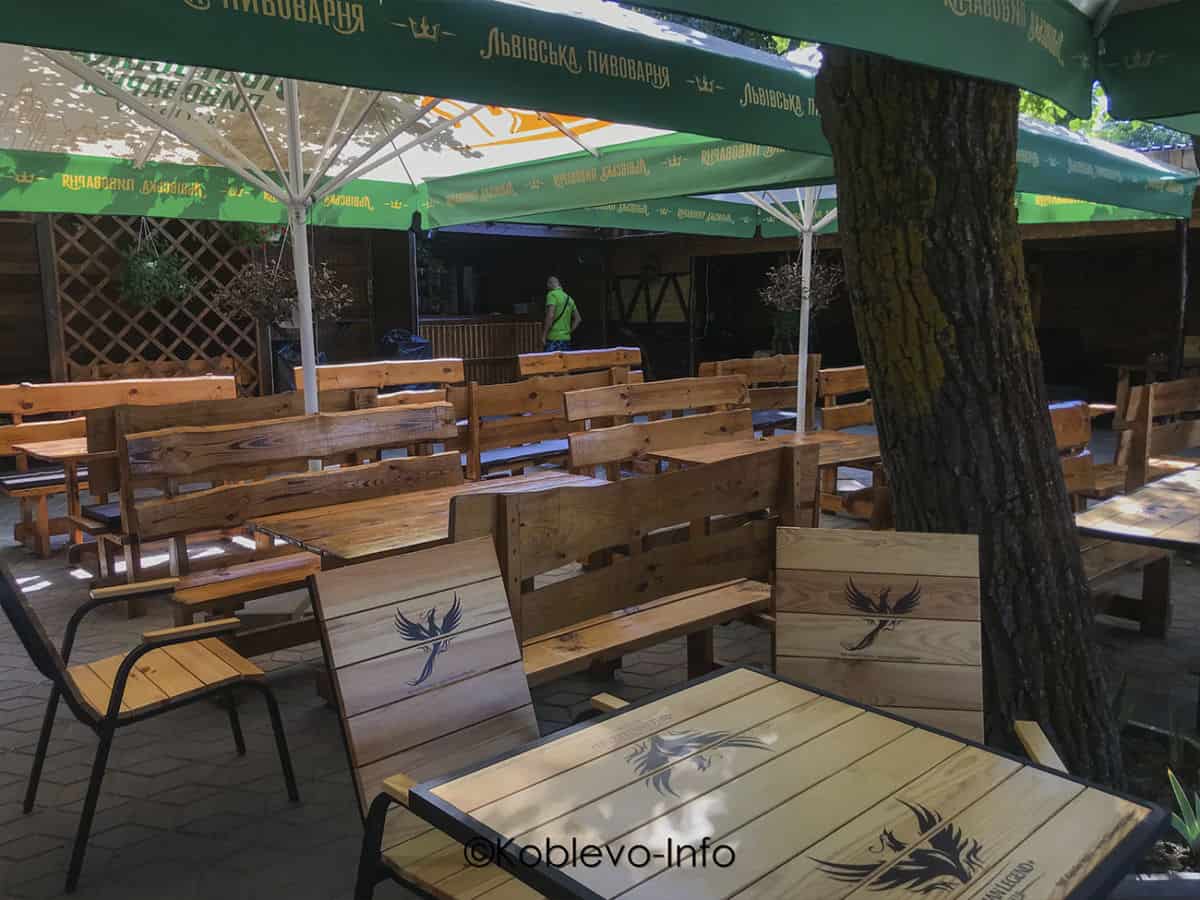 Столики в кафе Шашлычный дворик в Коблево