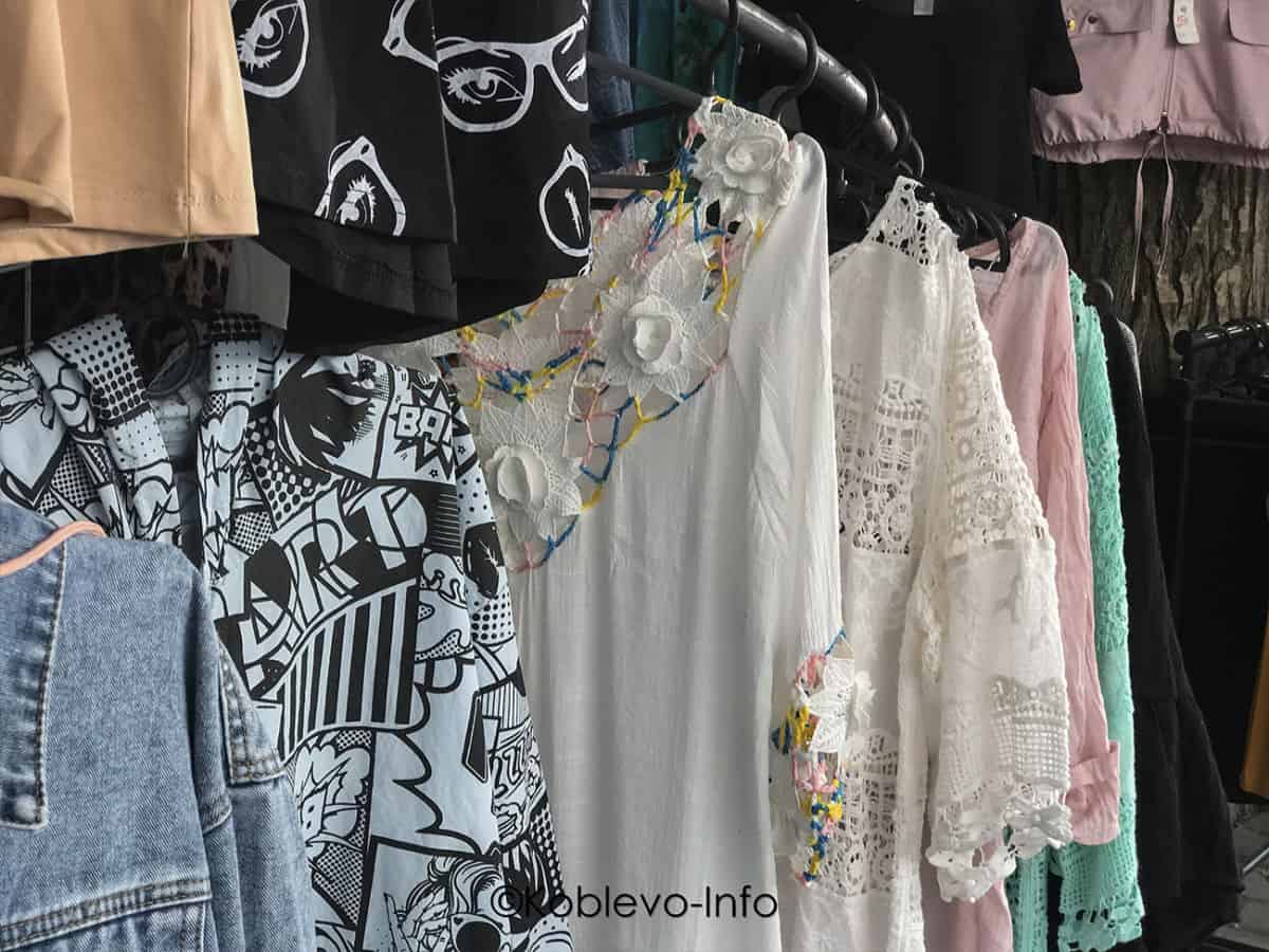 Женская одежда на рыночной аллее напротив клуба Brazil в Коблево