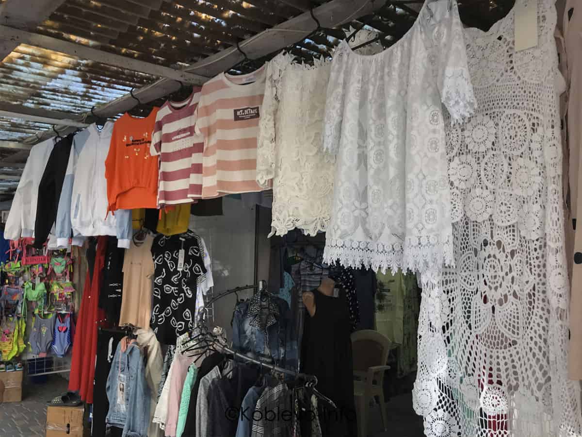 Ассортимент женской одежды в магазине на рыночной аллее в Коблево