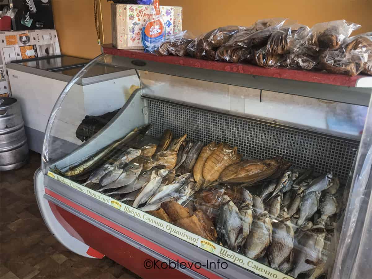 Мидии, рапаны, рыба в ассортименте возле кафе быстрого питания Смачно в селе Коблево