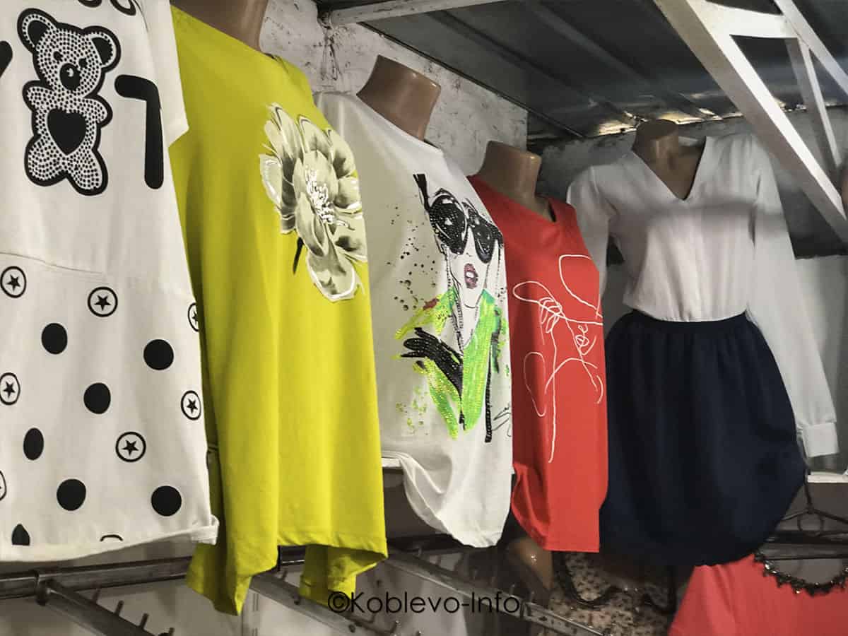 Женская одежда на рыночной аллее напротив клуба Brazil в центре Коблево