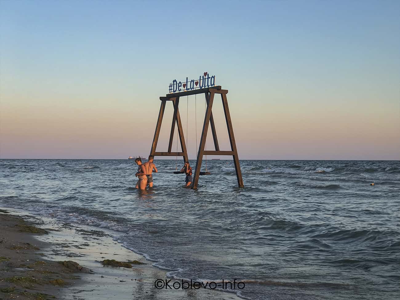 Качели в море в крыму. Седово качели в море. Ейск качели в море. Седово качель в море пляж. Дельмар Седово.