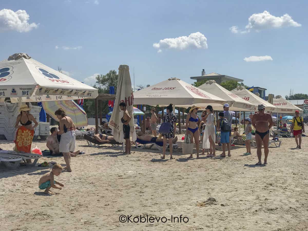 Отдыхающие на пляже в Коблево сегодня 29.06.2021