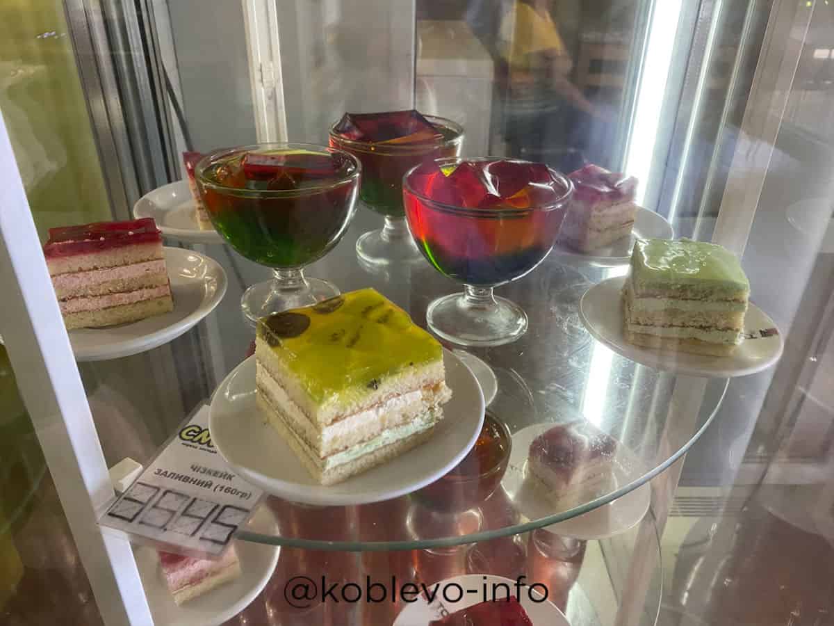 Ассортимент десертов в кафе Смачно в Коблево