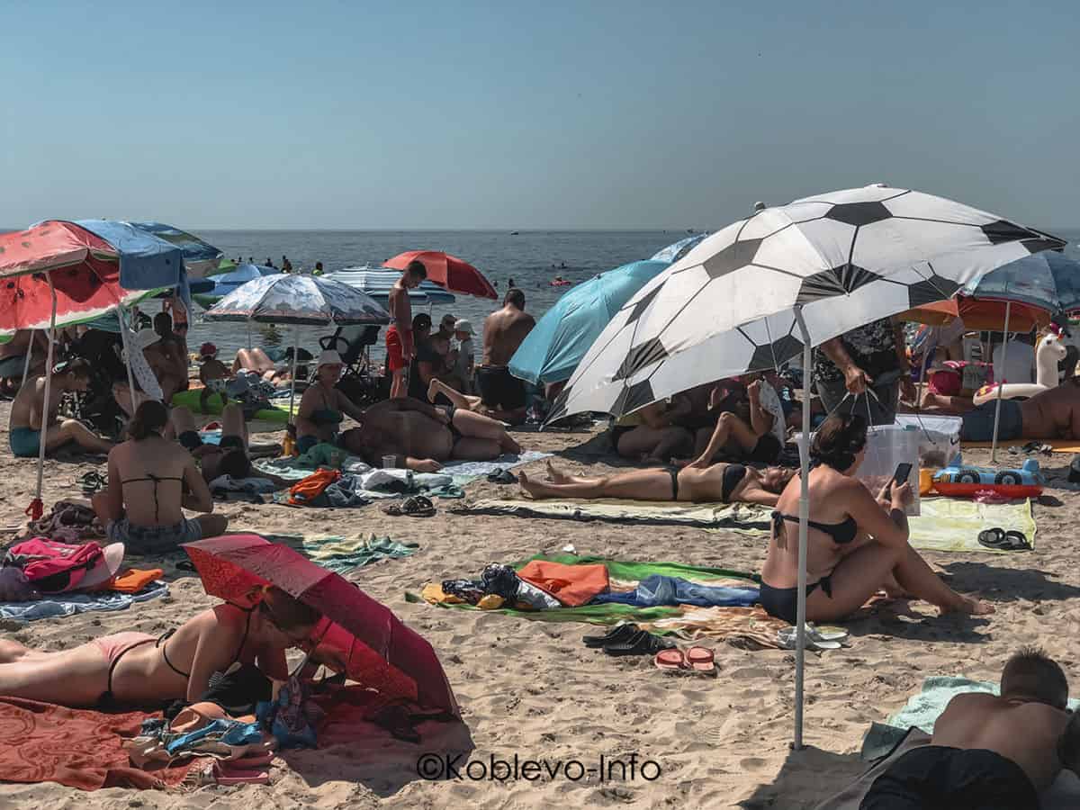 Отдыхающие на пляже в Коблево сегодня 15.07.2021