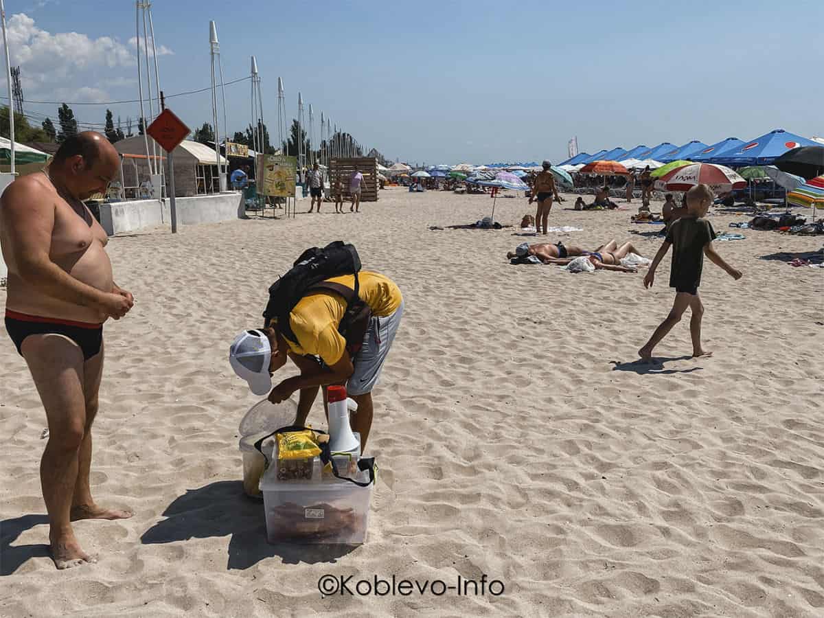 торговцы на пляже в коблево