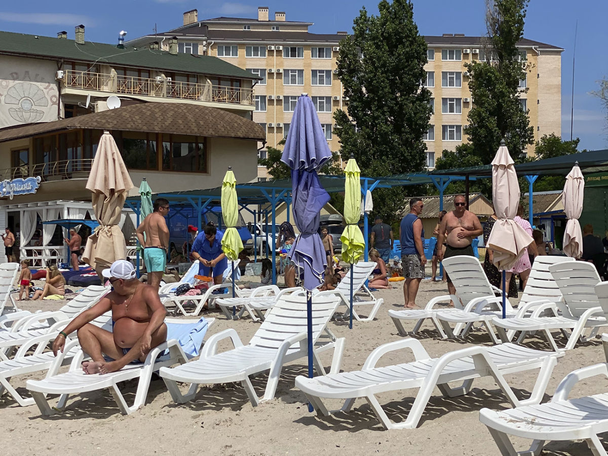 Отдыхающие на пляже возле отеля Перлина в Коблево