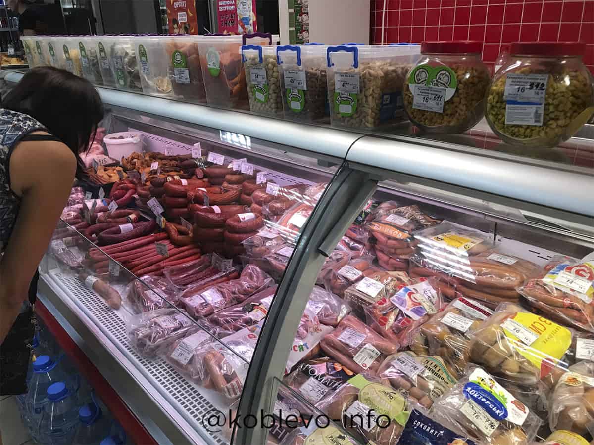 Ассортимент колбас в супермаркете Марка в Коблево