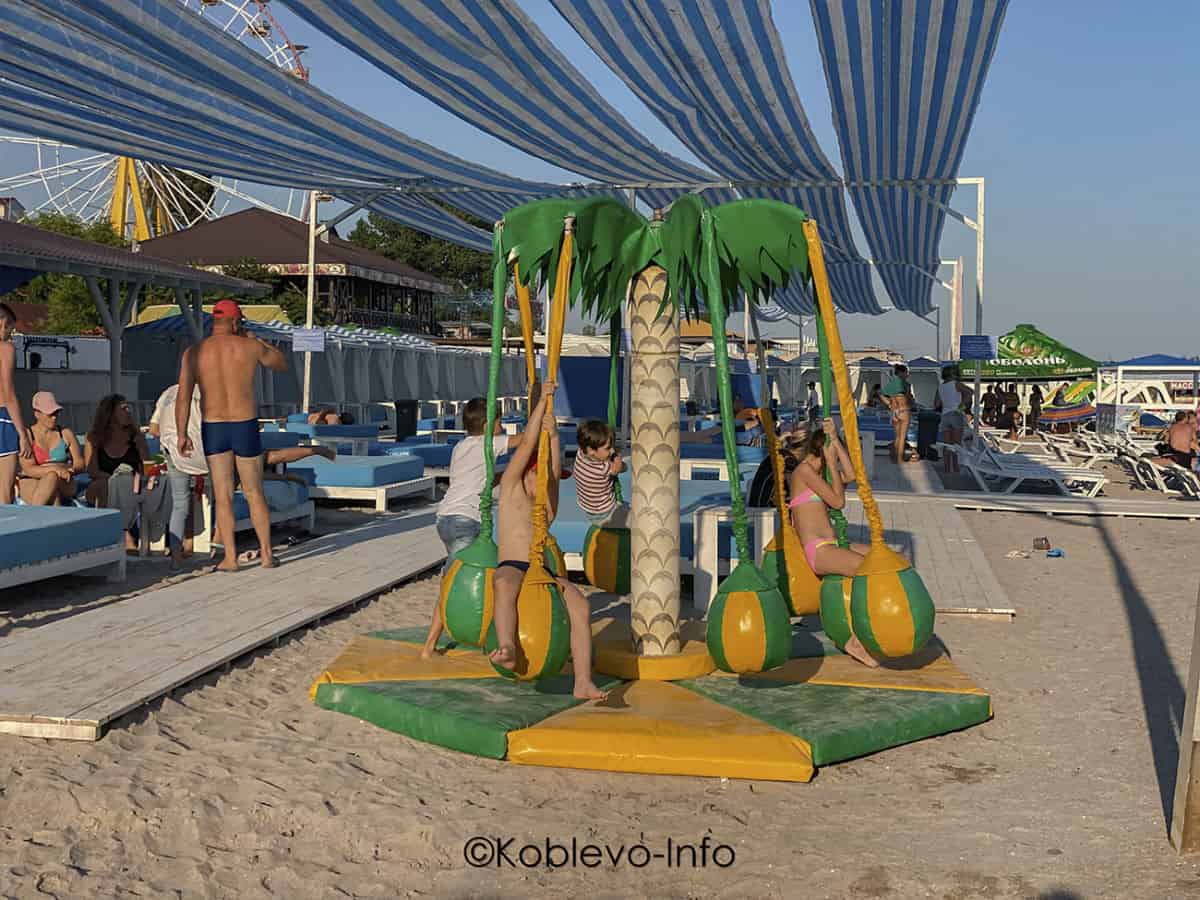 аттракционы для детей на пляже в Коблево фото