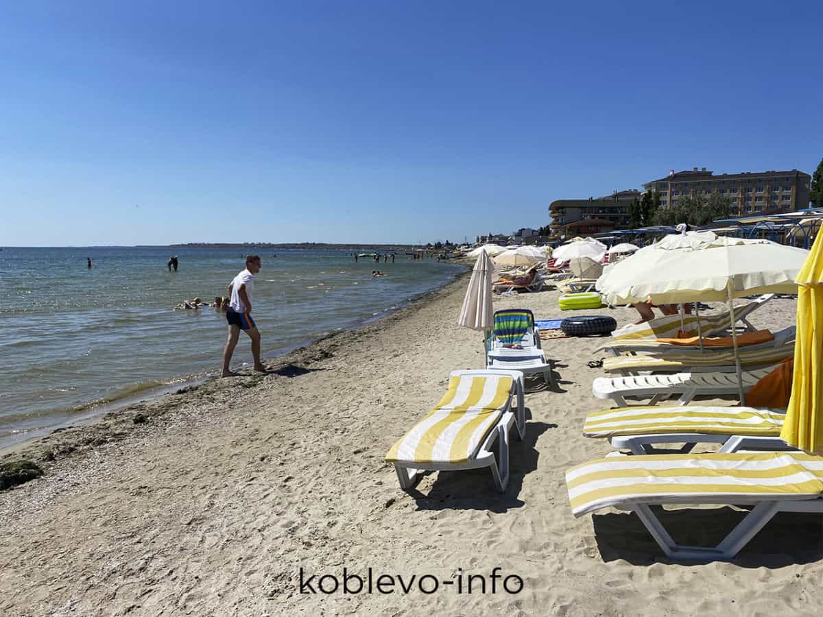 шезлонги на пляже в Коблево сегодня 09.08.2021