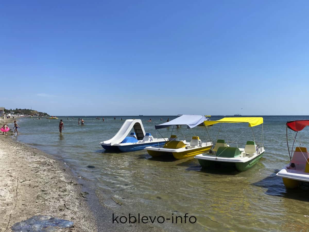 обзор пляжа в Коблево катамараны на берегу