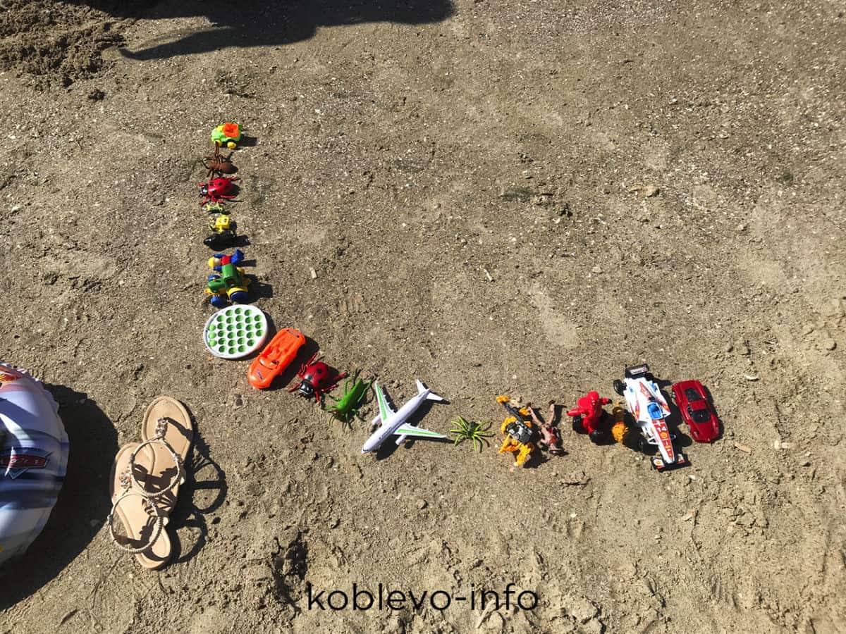 детские игрушки на пляже в Коблево сегодня 09.08.2021