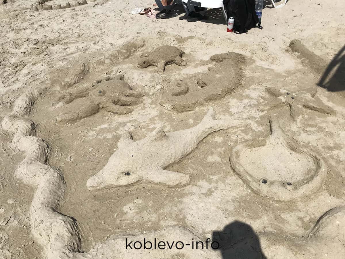 фигура дельфина из песка в Коблево фото