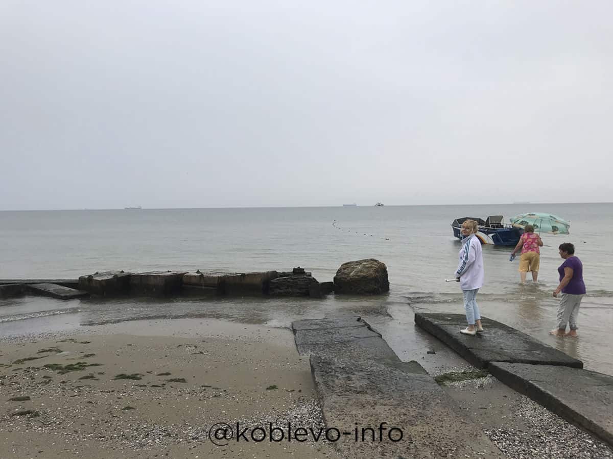 люди на пляже в Коблево во время дождя