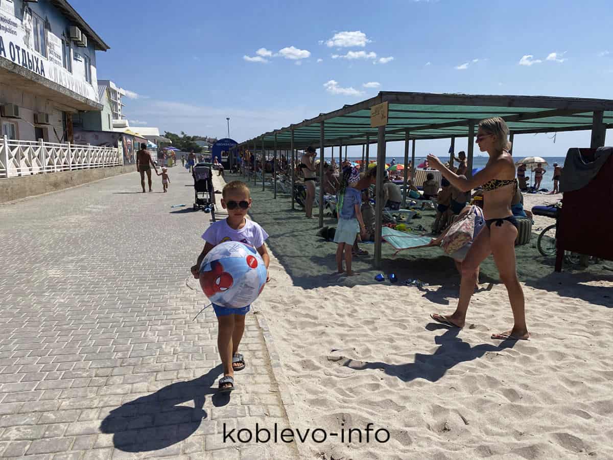 туристы на пляже в Коблево Чёрное море