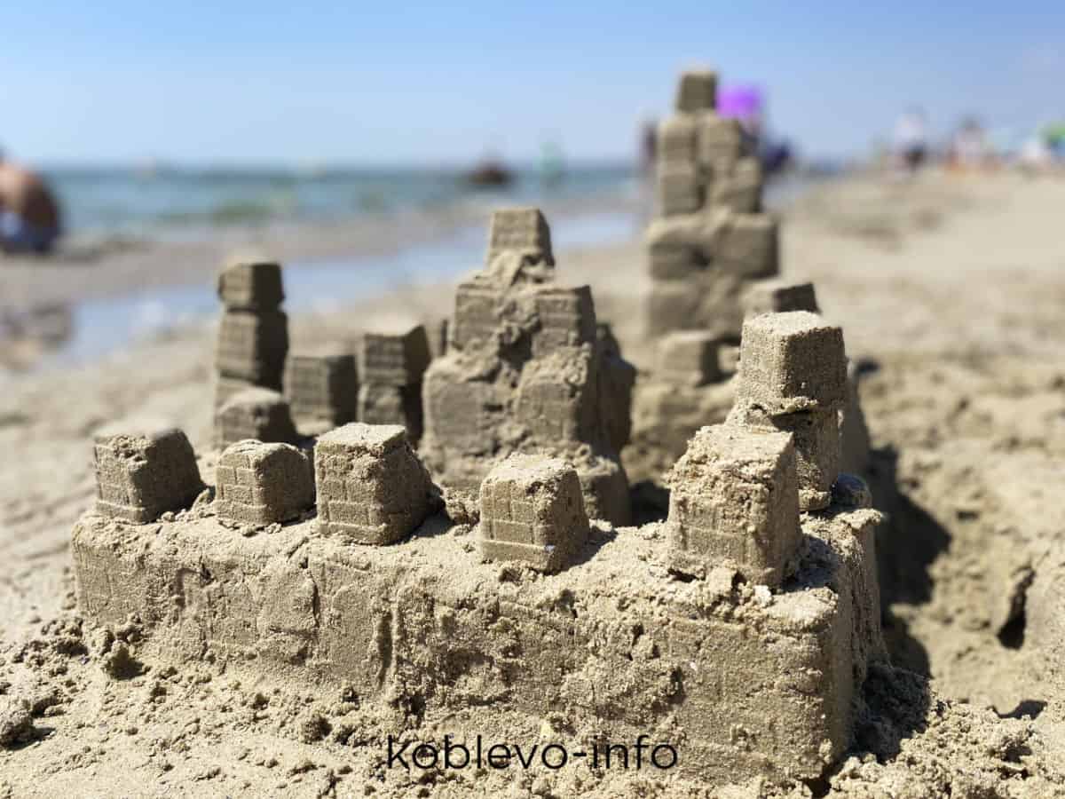 Замки из песка на пляже в Коблево