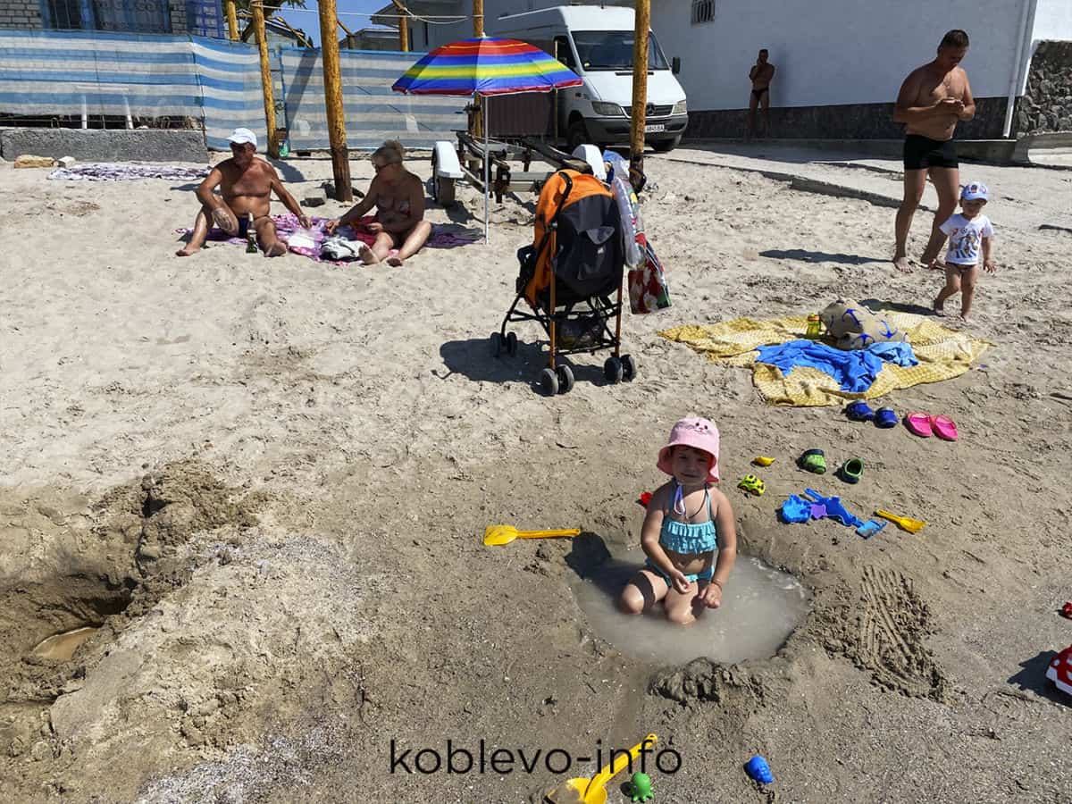 Отдых с детьми на пляже в Коблево