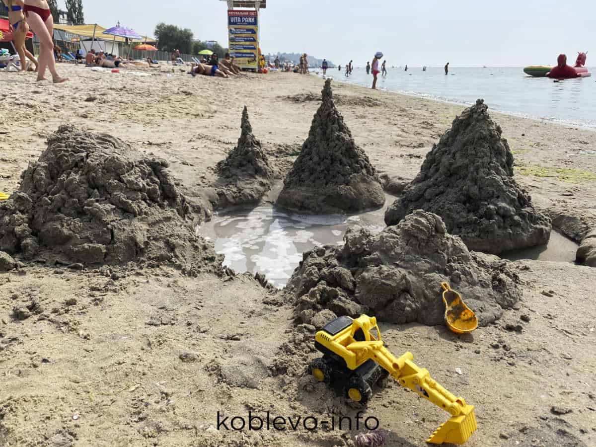 Замки из песка в Коблево сегодня 26.08.2021