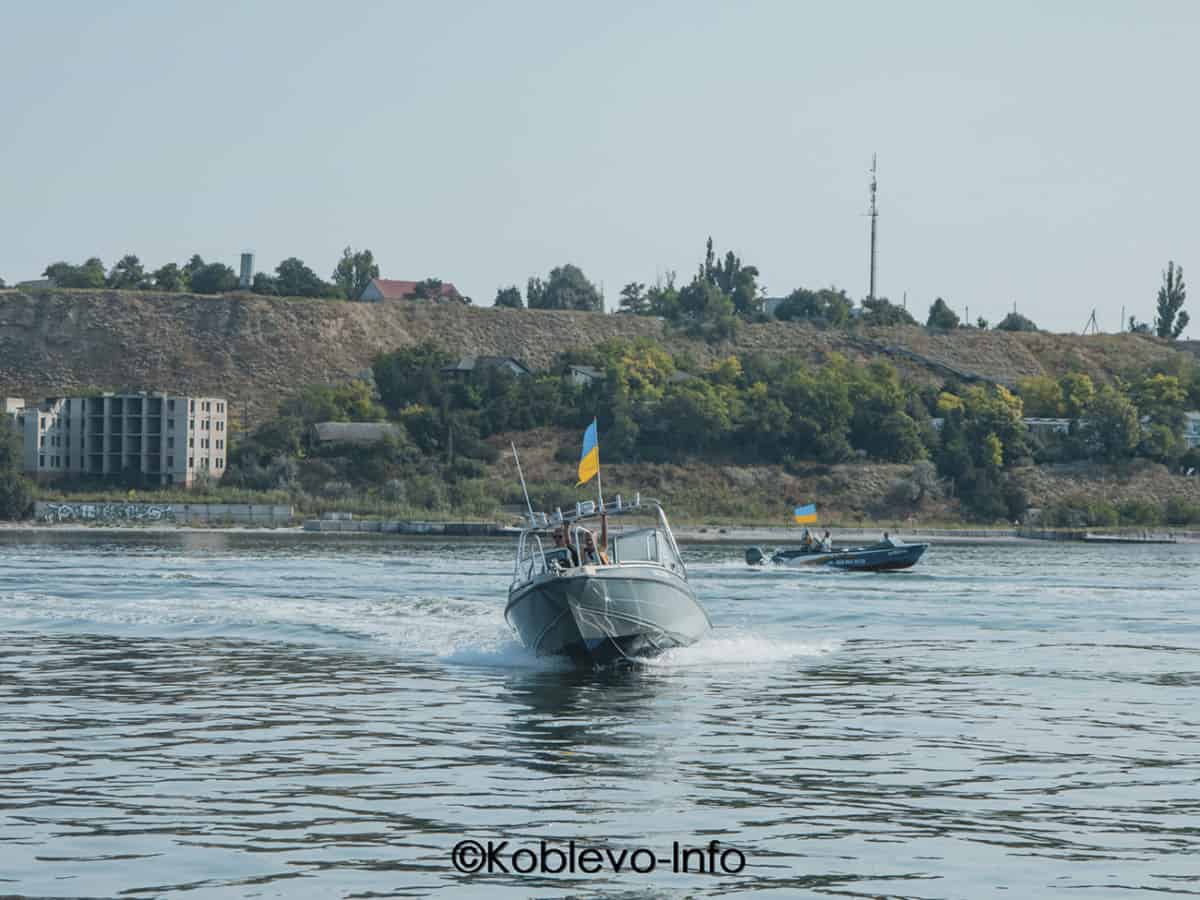 Фото катера на параде в честь Дня Независимости Украины в Коблево