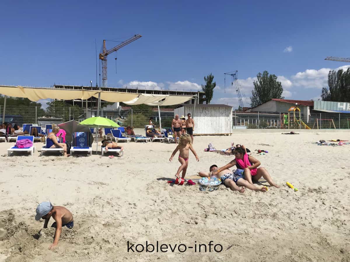 туристы на пляже в Коблево фото