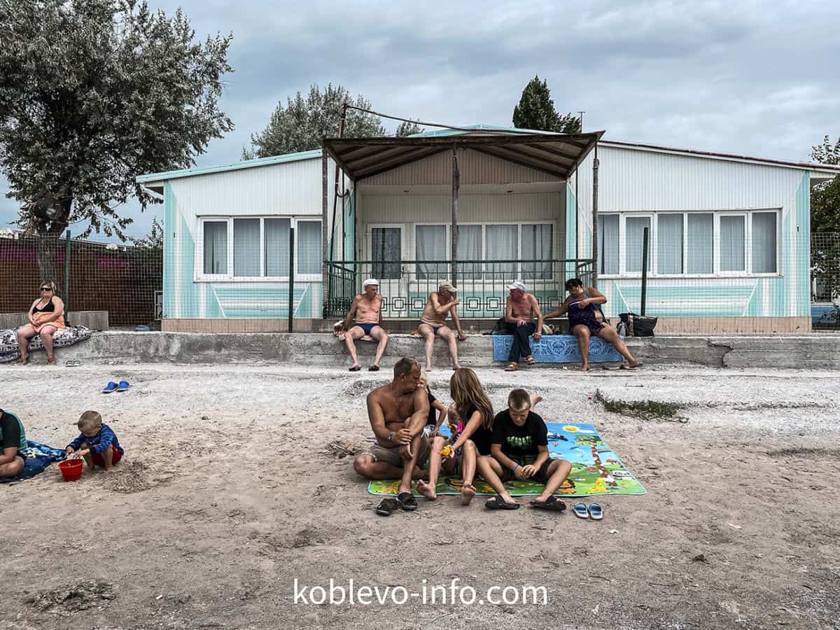Отдыхающие на пляже в Коблево фото
