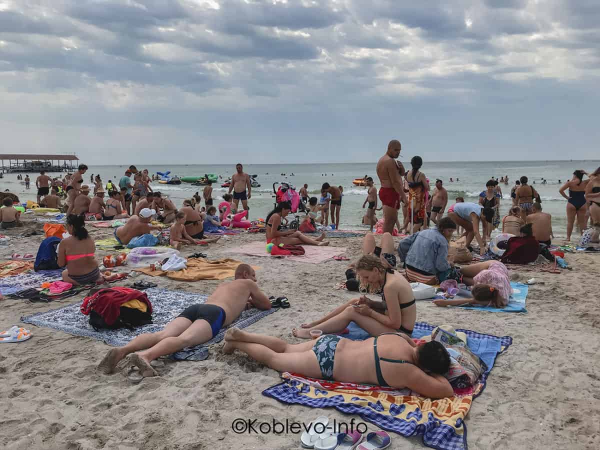 Отдыхающие на пляже в Молдавской части Коблево
