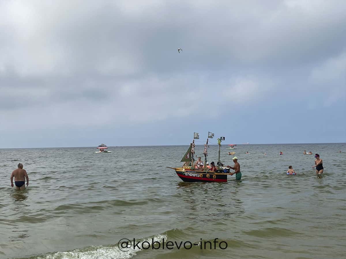 Пиратский корабль развлечение на пляже в Коблево