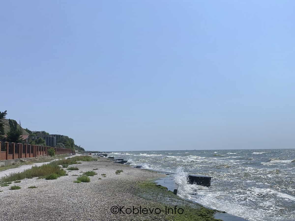 Пляж возле базы отдыха Зоря в Коблево сегодня 02.07.2021