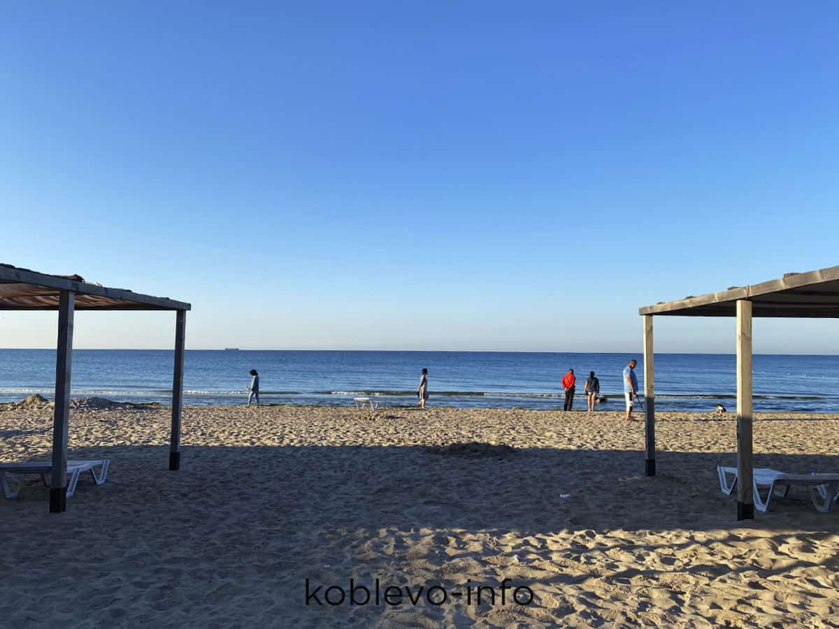 Отдыхающие на пляже Де Ла Вита в Коблево на рассвете