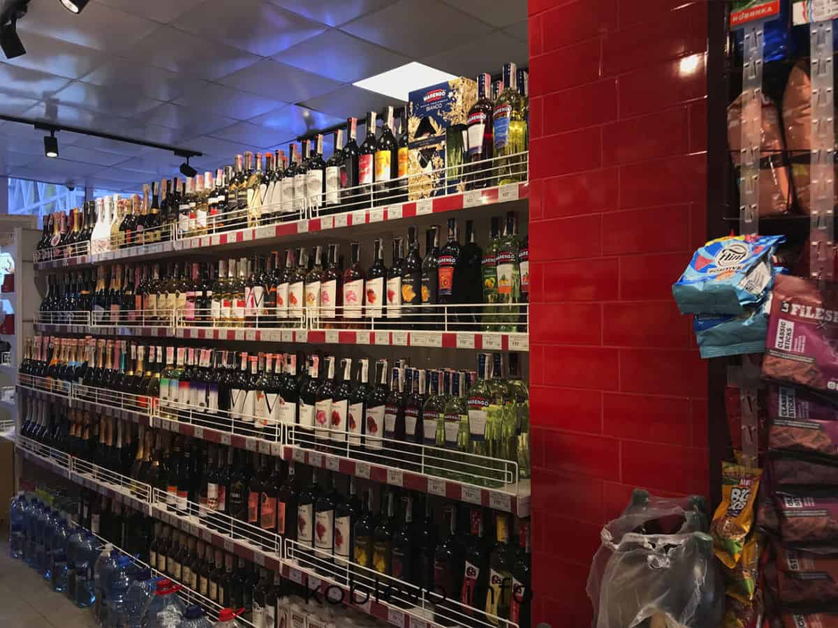 Ассортимент алкоголя в супермаркете Марка в Коблево