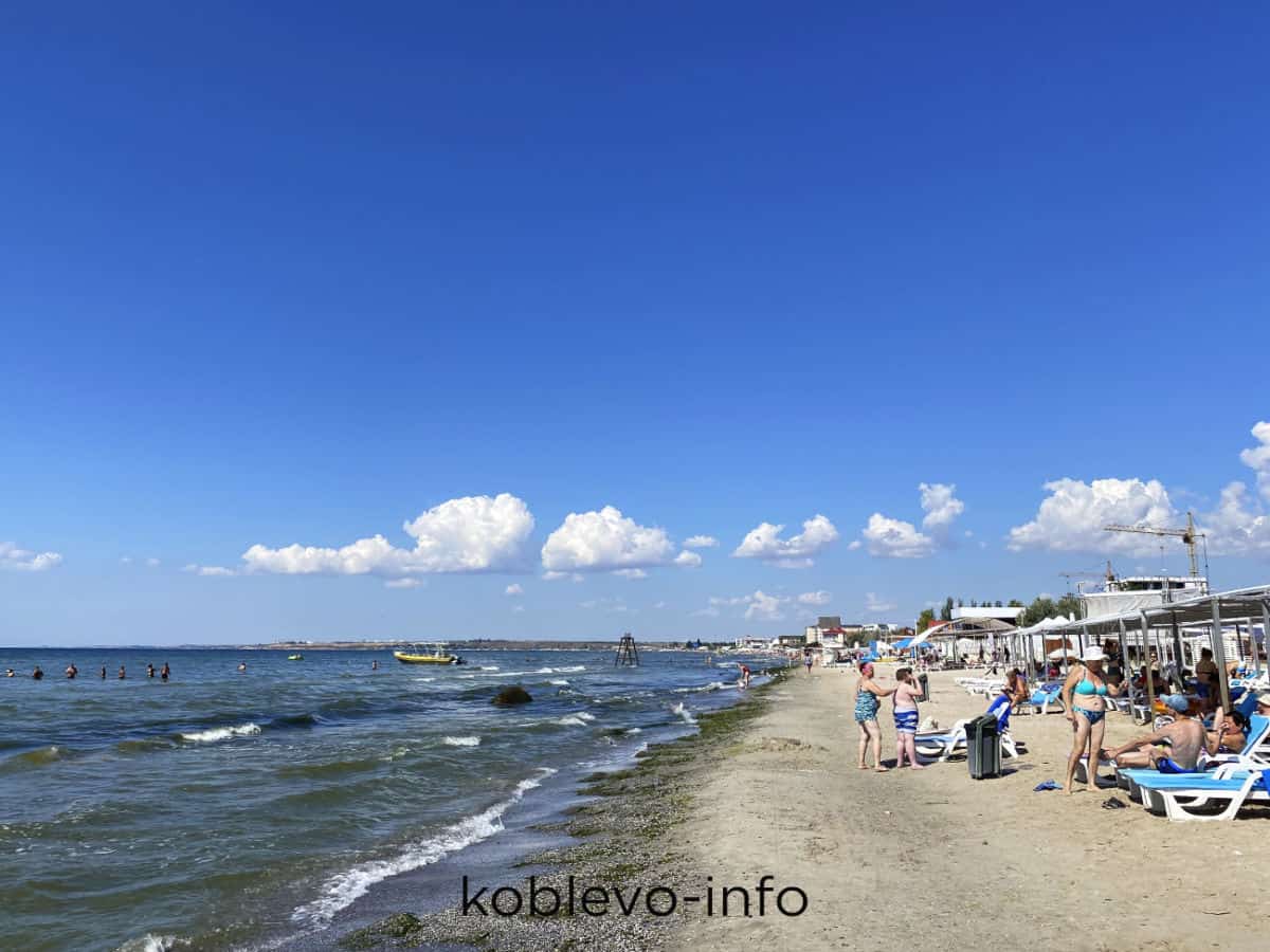 Отдыхающие на пляже в Коблево сегодня 01.09.2021