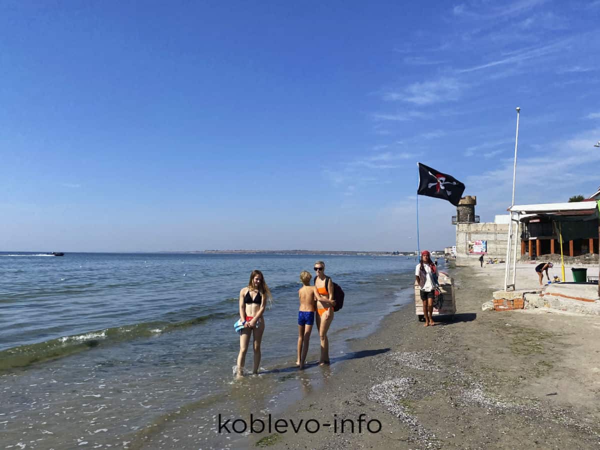 Пляж возле базы отдыха Алые Паруса в Коблево сегодня 10.09.2021