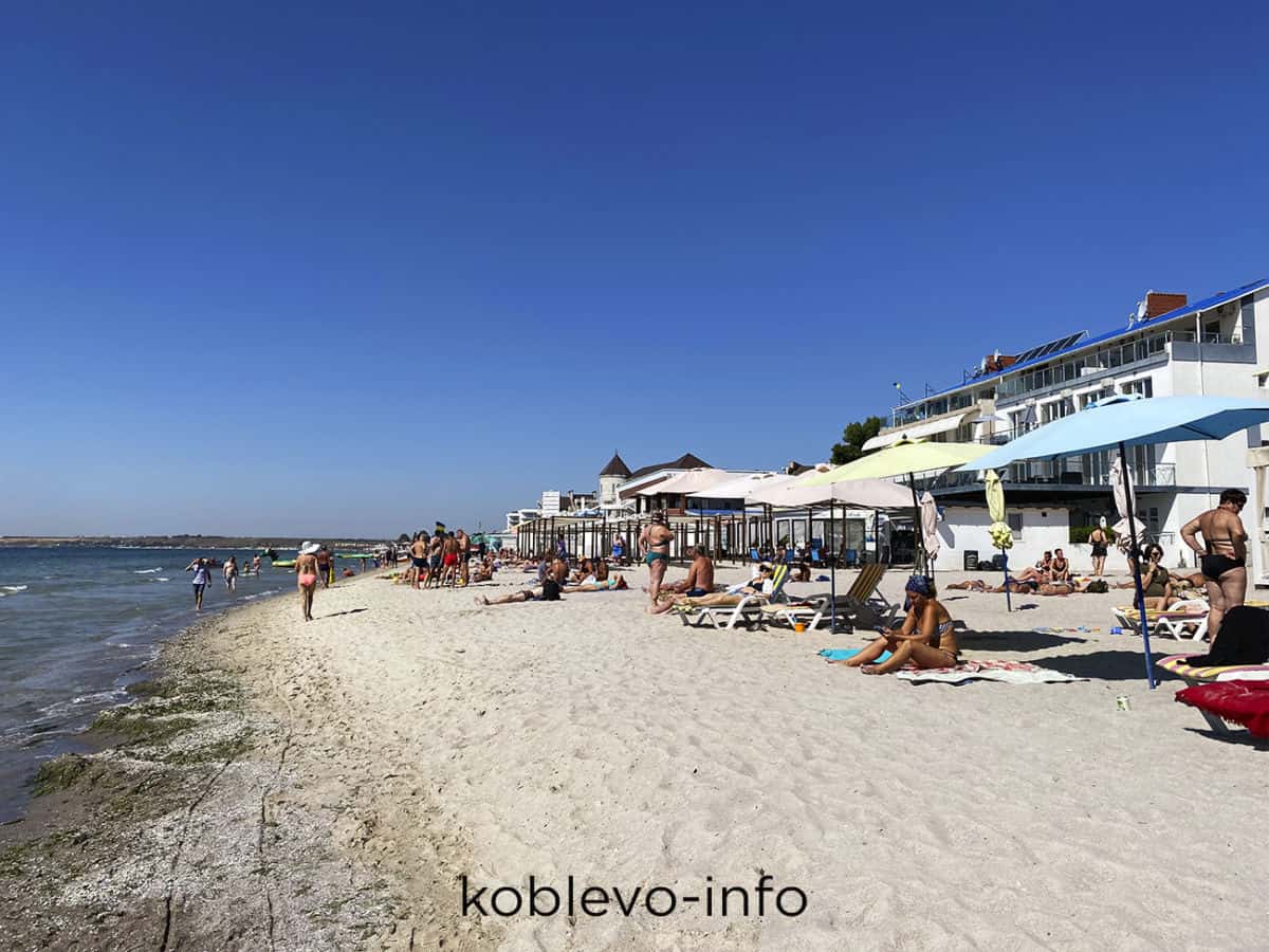 Отдых на пляже осенью в Коблево 2021