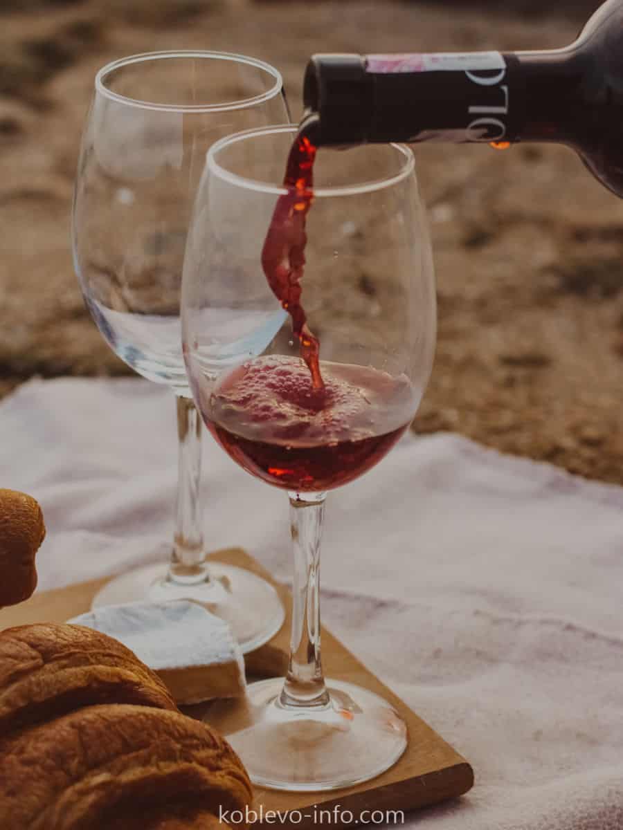 Романтический вечер на море с вином