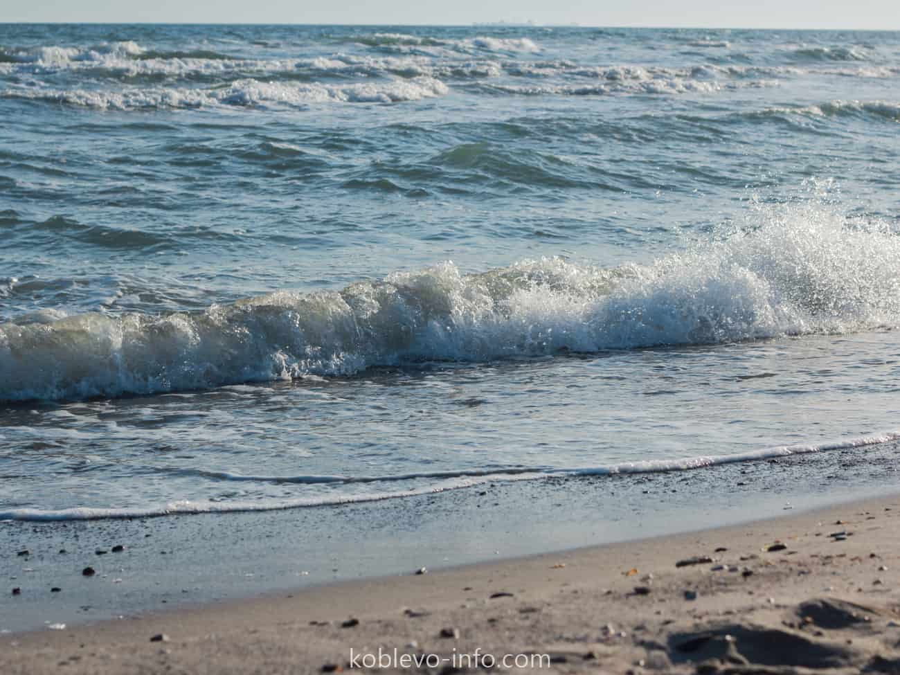 Почему черное море холодное сегодня. Черное море название. Черное море почему черное. Почему чёрное море назвали чёрным морем. Почему на черном море тепло.