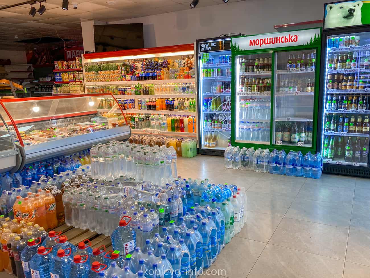 На фото изображен отдел напитков в магазине Марка в Коблево зимой