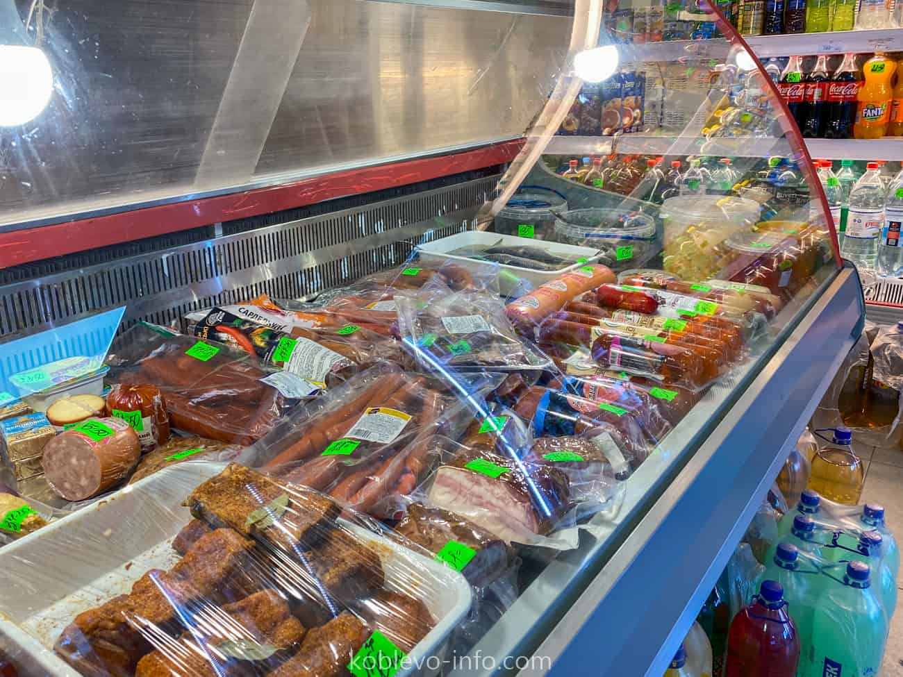 На фото изображен ассортимент колбасы в супермаркете Марка зимой в Коблево