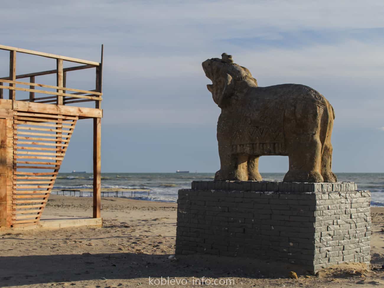 На фото изображен символ пляжа Коблево зимой