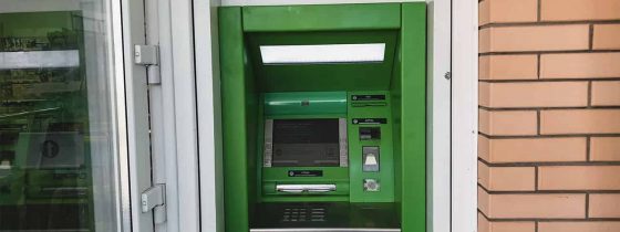 Снять деньги в банкомате возле Миды в Коблево