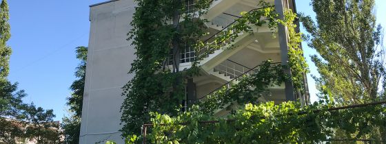 Фото корпуса базы отдыха Днепр на первой линии в Коблево