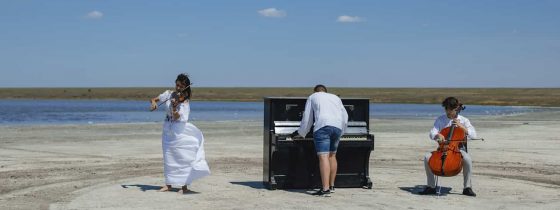 музыканты среди соляного озера Тузлы возле Коблево