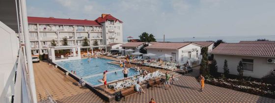 Бассейн в парк отеле Березка в Коблево